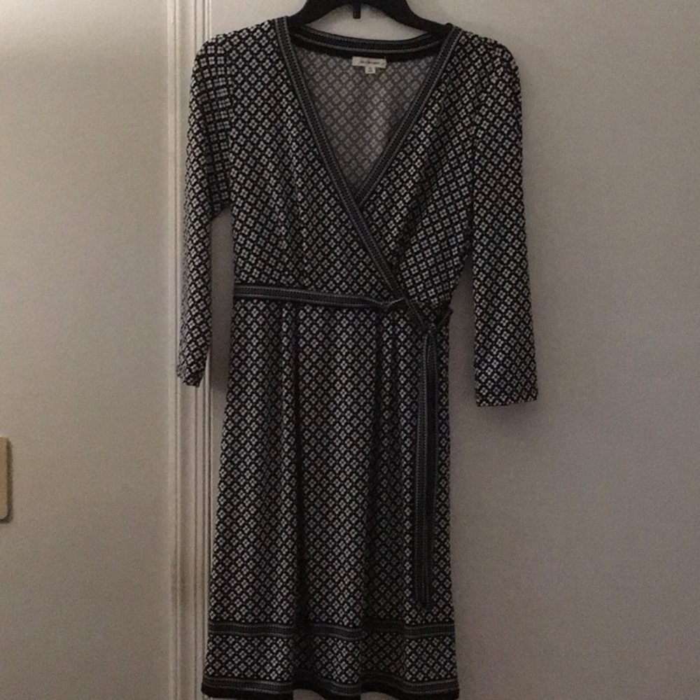Small v-neck max studio. Sexy a professional, perfect for an open house